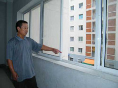 Leo cửa sổ coi múa lân, bé 5 tuổi rơi từ tầng 3 xuống