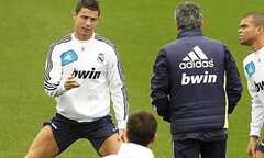 Ronaldo bật đèn xanh với Chelsea, Man City