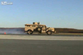 Phanh gấp, ô tô rơi bánh ra ngoài