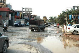 Đường 'tử thần' giữa Thủ đô, cơ quan chức năng mặc kệ