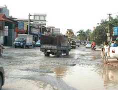 Video: Cận cảnh con đường 'tử thần' giữa Thủ đô