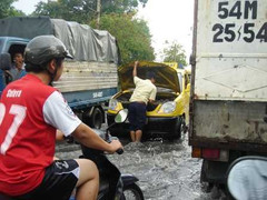 Mưa lớn, nhiều tuyến phố Sài Gòn lại biến thành sông