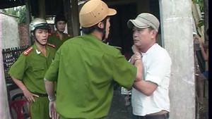 Vi phạm giao thông, gọi đồng bọn đến giải cứu