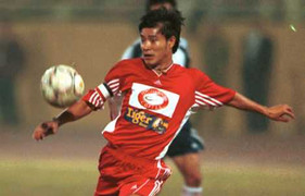 Danh thủ Hồng Sơn lập siêu phẩm ở tuổi 43