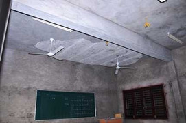 Hà Nội: Bị trần nhà rơi trúng đầu, 4 cô trò đi cấp cứu