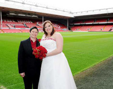 Cặp đôi đồng tính tổ chức đám cưới trên sân Anfield