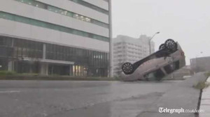 Bão lớn thổi bay ô tô ở Nhật Bản