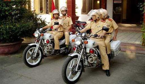 Bị xe tải tông, hai chiến sỹ CSGT thương vong