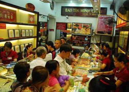 Vàng tiến sát 48 triệu đồng/lượng, dân đổ xô đi mua