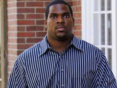 Thầy giáo nặng 100 kg tố bị học trò lớp một đánh đập