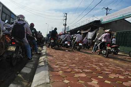 Ảnh: 1001 kiểu 'né' tắc đường của người Hà Nội