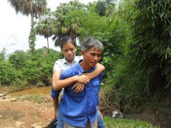 Cảm động người cha 9 năm cõng con bại liệt đi tìm chữ