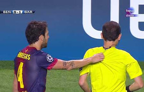 Dính thẻ vàng, Fabregas túm cổ áo trọng tài hỏi chuyện
