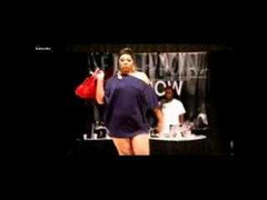 Người mẫu béo ngã lộn cổ trên sàn catwalk