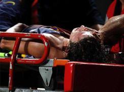 Đồng đội, HLV ngơ ngác với chấn thương của Puyol