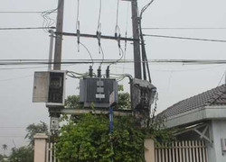 TP.HCM: Nổ lớn trạm biến áp trong cơn mưa