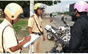 TP.HCM: Tóm gọn kẻ dúi 2 triệu đồng vào tay CSGT