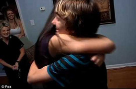 Bị đuổi học vì chào đón bạn bằng…cái ôm