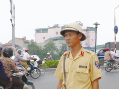 Cảnh sát giao thông bươn chải làm xe ôm, lái taxi