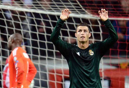 Ronaldo: Quái vật mang các cú hat-trick tới Nou Camp