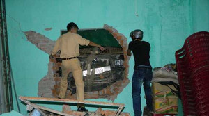 Xe 'điên' húc xuyên tường nhà dân như phim hành động