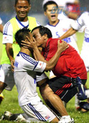 Chiều nay, SLNA phá nụ hôn Việt làm rung rinh thế giới