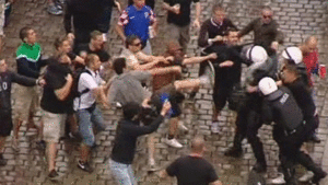 Hỗn chiến, đòi dùng xăng đốt quán bar vì không được vào