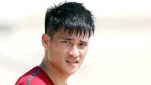 Công Vinh được Thủy Tiên gắn bùa hộ mệnh