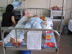 Cạo trọc đầu đến lớp, nam sinh rủ bạn 'dọa' thầy giáo