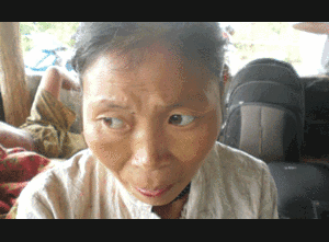 Người 25 năm sống trong rừng, bện lá cây làm áo