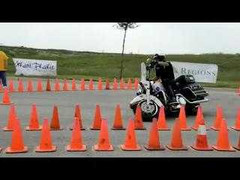 Cảnh sát trình diễn khả năng lái lụa