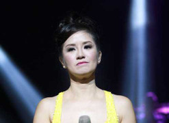 Hồng Nhung khóc tràn hạnh phúc giữa trời thu Hà Nội