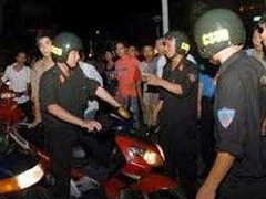 Vượt đèn đỏ, cảnh sát và tài xế rượt đuổi kinh hoàng