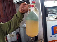 Đổ xăng pha nước lã, hàng trăm xe chết máy