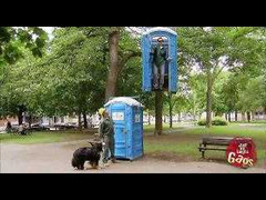 Trò đùa khiếp vía người qua đường