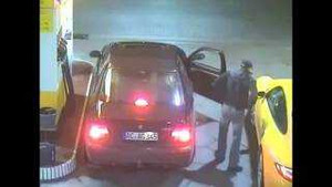 Ăn cắp siêu xe táo tợn trong 1 phút