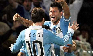 Lionel Messi khóc ròng vì Aguero