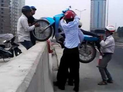 ‘Giải cứu’ xe vi phạm, ‘hốt bạc’ trên cầu Thanh Trì
