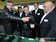 Video: Medvedev nạp đạn súng trường