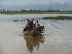 Bão tan, lũ đạt đỉnh, một người mất tích