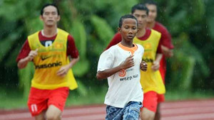 Dị nhân 13 tuổi tập cùng sao tuyển Việt Nam