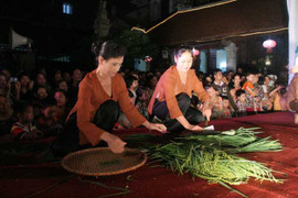 Sinh viên Kinh tế quảng bá cốm Mễ Trì độc đáo