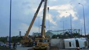 Container lật chổng vó giữa phố