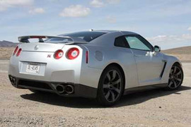 Nissan GTR mất lái, lao xuống ruộng