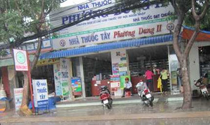 Cướp trắng trợn xe SH trước tiệm thuốc tây