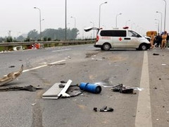 Xe cứu thương gây tai nạn, hai công nhân tử vong