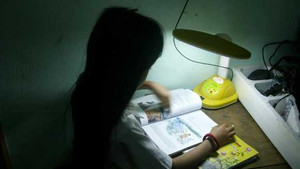 Học sinh lớp 1 'vật lộn' với bài tập về nhà
