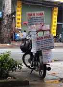 Nhà tiền tỷ rong ruổi rao bán trên xe máy