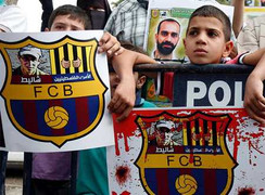 Siêu kinh điển: 'Barca rớm máu', áo Messi bị giẫm đạp