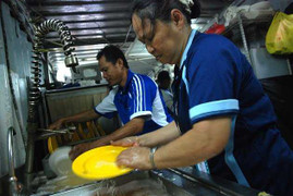 Rửa bát nhận lương 51 triệu: Người làm 10 năm nói gì?